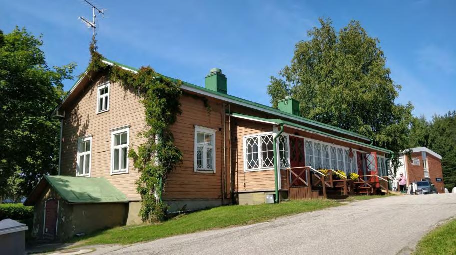 Nurmeksen kaupunki 12 Kuva 14. Kaivola. Asuin- ja liikerakennus (1962). Alueen luoteiskulmassa sijaitsee L:n muotoinen, pääosin punatiiliverhottu asuin- ja liikerakennus vuodelta 1962.