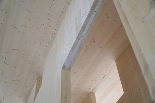 4.2.5 CLT 4.2.6 Nollanurkka/ jiirinurkka CLT (Cross-laminated timber) tarkoittaa sahatavarasta ristiin liimattua massiivipuista levyä.