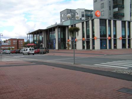 Nokian keskustassa liikennettä on rauhoitettu ja liikenneympäristöä parannettu esimerkiksi pintamateriaaleilla (kuvat P. Metsäpuro).