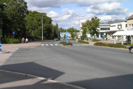 Lempäälä Lempäälän keskusta on mukava maalaismainen taajama. Autoliikenne hallitsee katukuvaa, sillä Tampereentie halkoo keskustaa ja autojen pysäköintialueet ovat melko laajoja.