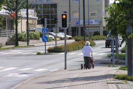 Liikenneturvallisuuden edistämiseksi alueen sisälle tulee lisätä suojateitä ja kiinnittää esteettömyyteen huomiota.