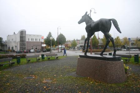 Soppeenmäki ja Kirkonseutu on yhdistetty toisiinsa hyvällä pyöräily- ja kävelyväylällä, mutta Elon alueelle ei ole kunnollista yhteyttä.