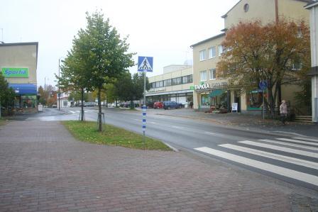 Soppeentiellä on lisätty jalankulkijoille tilaa ja rauhoitettu autoliikennettä kaventamalla kaistoja ja rakentamalla korotettuja liittymiä ja suojateitä.