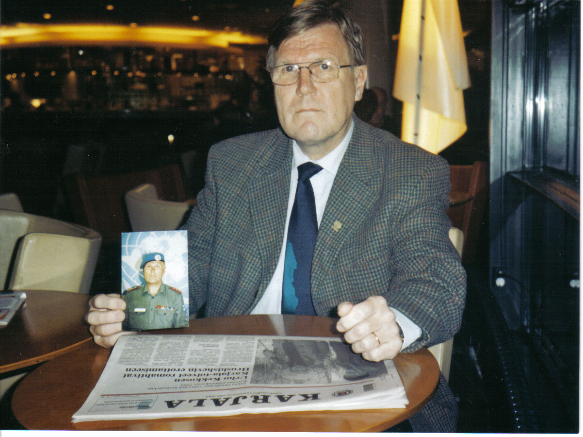 3 Kuvateksti: Evakkovanhempien poika, eversti evp. Lauri Ovaska toimi Pohjoismaisen pataljoonan komentajana Makedoniassa vuosina 1997-1998. Se oli hänen neljäs ja viimeinen rauhanturvaamistehtävänsä.