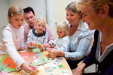ALLE KOULUIKÄISTEN TOIMENPIDE-EHDOTUKSET ESIMERKKEJÄ TYÖKALUISTA LIIKUNNAN PUHEEKSI OTTAMISEEN NEUVOLOISSA: Sydänliiton Neuvokas perhe -ohjelma Neuvokas perhe -ohjelmassa on laadittu