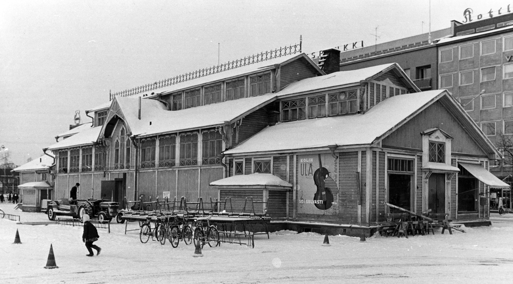 KUVA 1 Joensuun puisen kauppahallin jugend-henkinen keskiosa valmistui vuonna 1902 ja hallin päätylaajennukset vuonna 1928.