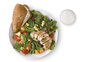 Hampurilaisateria Hampurilaisateria on lautasmallin mukainen, kun valitset täysjyväsämpylän ja vähärasvaisen jauhelihapihvin ja täydennät ateriaa salaatilla, öljykastikkeella, rasvattomalla maidolla