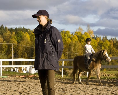 Valjassepäksi voi opiskella hevostenvalmentajan ammattitutkinnolla, jonka suuntautumisena on valjasseppä. Hevosvarusteiden valmistamista voi opiskella myös osana hevostalouden perustutkintoa.