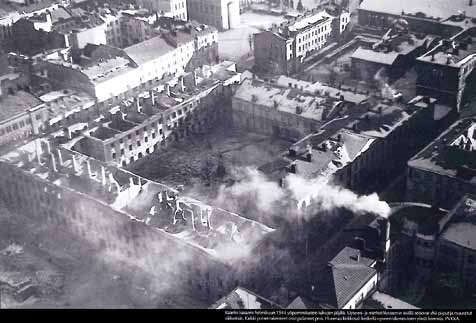 » Upseerirakennuksen kasarmikäyttö loppui Helsingin pommituksiin helmikuussa 1944, kun pommitusten sytyttämä tulipalo tuhosi upseerirakennuksen ja läntisen miehistörakennuksen sisätilat.