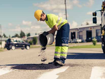 Cities have gradually begun to put maintenance contracts concerning streets and green areas out to tender with external contractors.