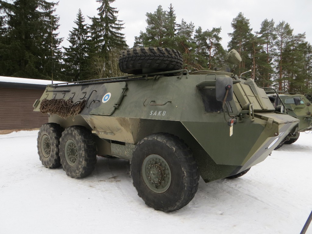 2 (10) Rauma-Repola Oy:n ehdotus Lokomo YA90 pohjautui yrityksen valmistamaan metsätraktoriin. Vammaskosken tehtaan ehdotus perustui VK-vaunun uudelleensunnitteluun.