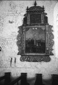 224 Kuva 75: Israel Alftanuksen ja Susan Echmanin perheen epitafi, 1681. Veistetty puu, maalaus puulle. Isonkyrön kirkko. Kuva: Totti Tuhkanen.