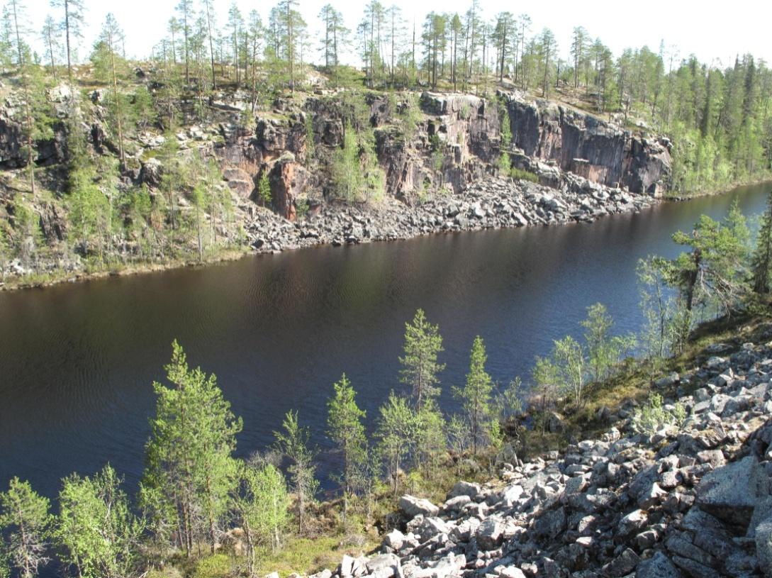 GEOLOGIAN TUTKIMUSKESKUS 19.3.2015 14 Kuva 9. Kalliojärvet jyrkät kalliorannat kohoavat lähes 20 metriä vedenpinnan yläpuolelle. Salmijoenkuru on kallioon kulunut, keskimäärin viisi metriä syvä kuru.