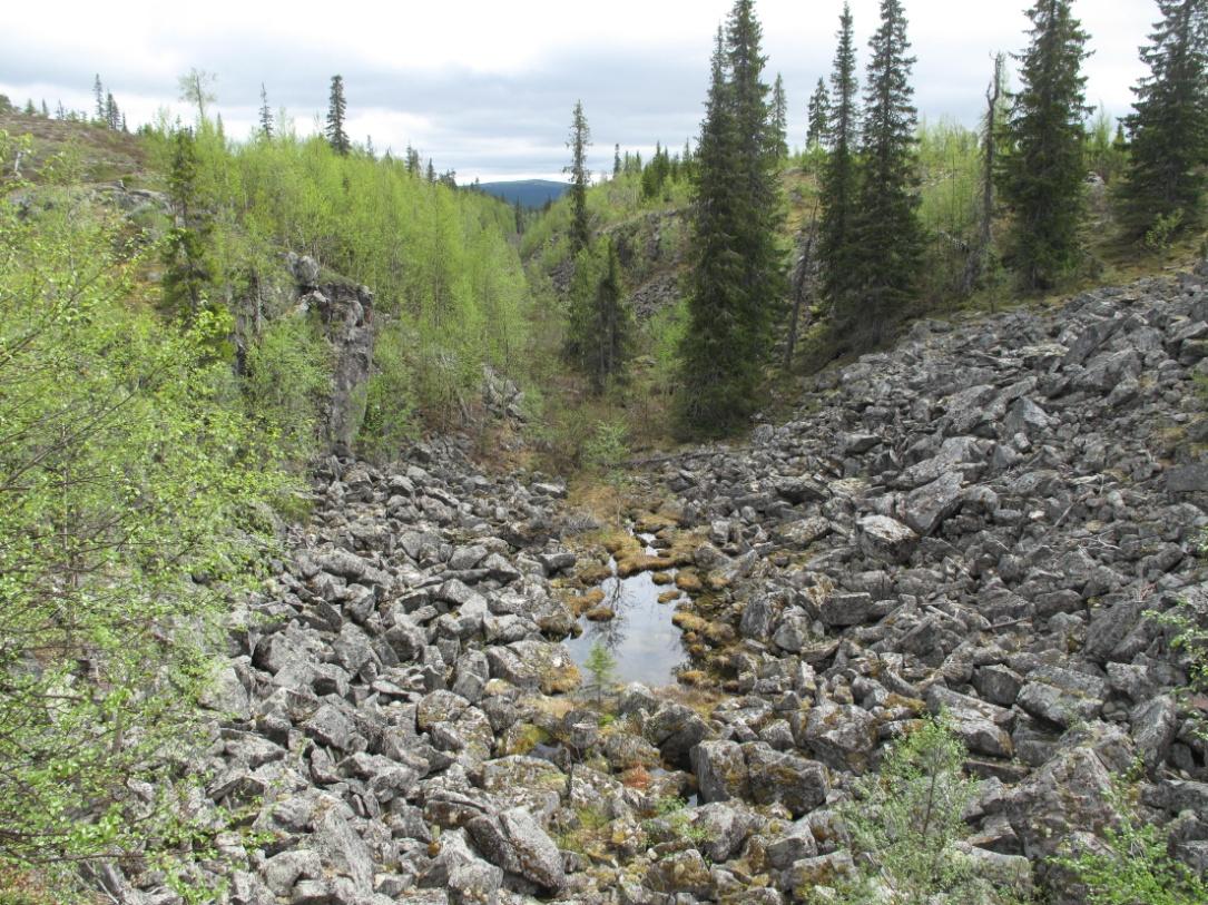 GEOLOGIAN TUTKIMUSKESKUS 19.3.2015 19 Kuva12. Jäätikön sulamisvesien kuluttama Alimmainen Nuoluskuru 12.