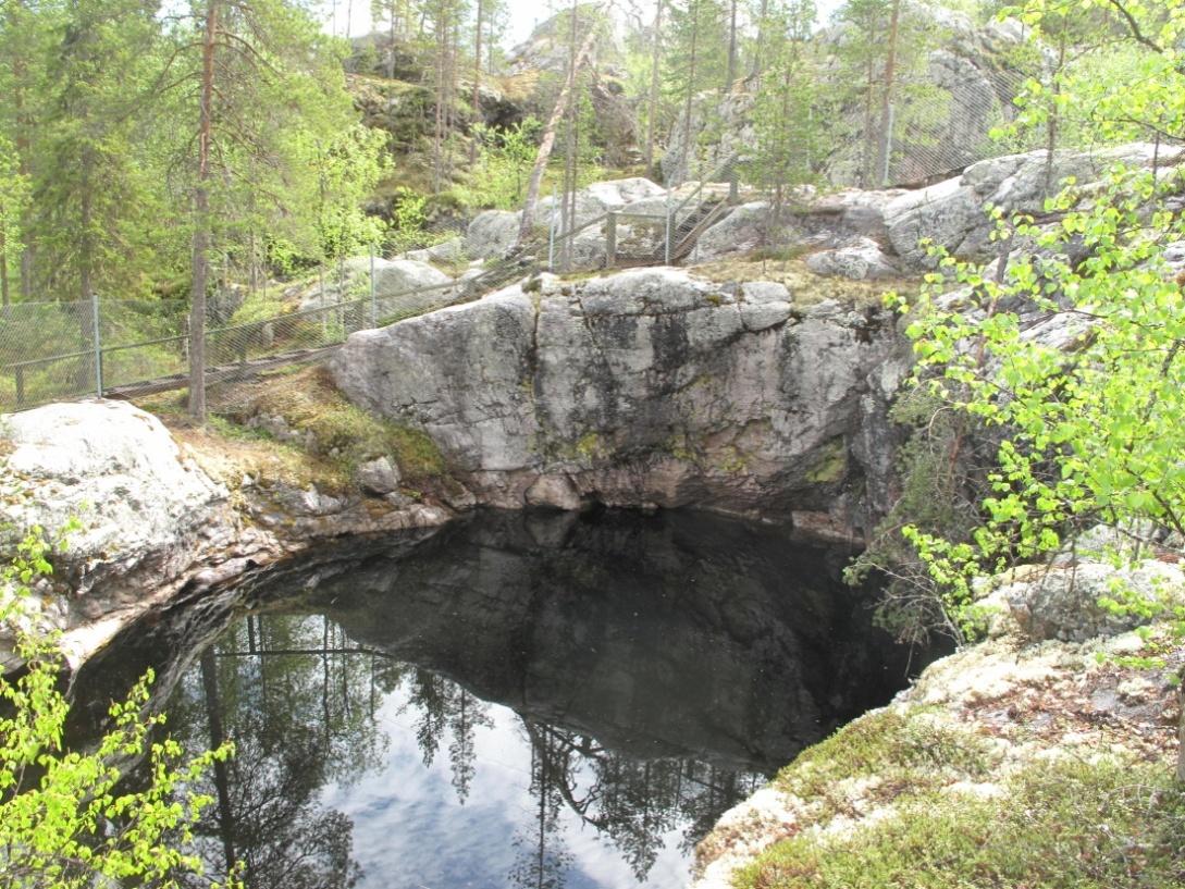 GEOLOGIAN TUTKIMUSKESKUS 19.3.2015 6 Kuva 4. Sallan jääjärven levinneisyys noin 10 300 vuotta sitten. Geologisia kohteita: Kuva 5. Aholanvaaran hiidenkirnu 1.