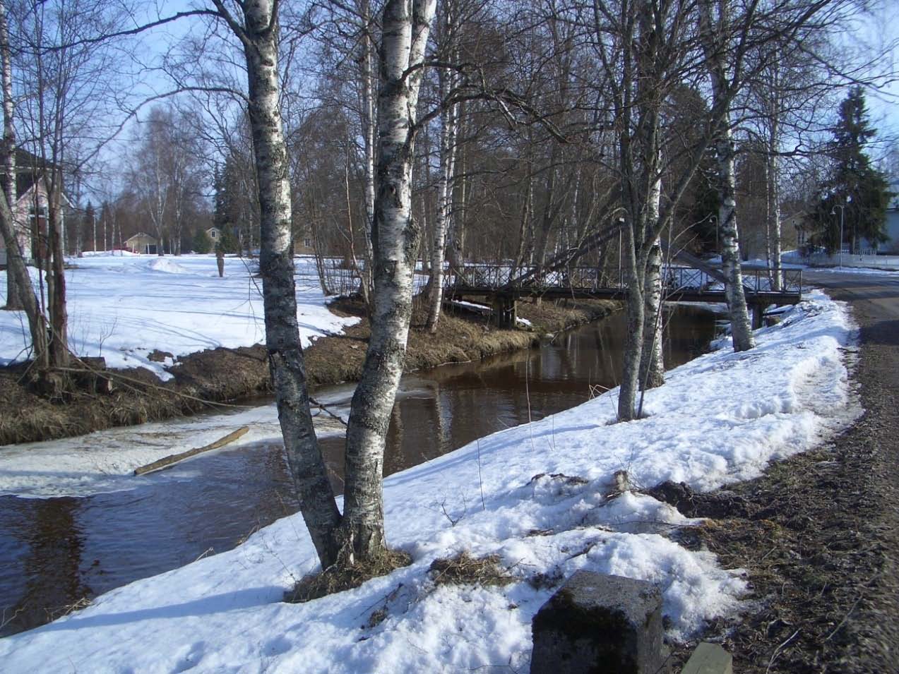7 1 Johdanto 1.1 Liminganjoen vesistön keskeiset ongelmat Liminganjoessa on runsaasti vettä vain kevät- ja syystulvien aikana (kuva 1).