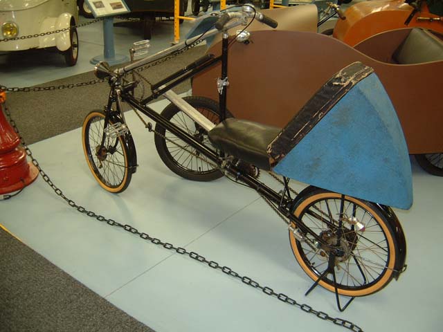 2 Kuva 1. 1930-luvulla julkaistu kaksirenkainen kilpanojapyörä Velo-Velocar (Microcar Museum. 2002).