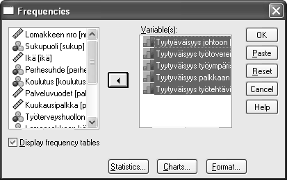 SPSS OPAS 12 3 YHTEENVETOTAULUKKO Määrälliset muuttujat täytyy yleensä luokitella ennen yhteenvetotaulukoiden laskemista (Uudelleenkoodaus Transform - Recode).