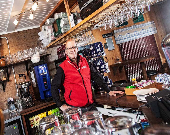 18 Tiskin takana Tiskin takana 19 MÖKKI - LÄISET TEKEVÄT KESÄN KARJAALLA IHMISET ovat rauhallisia, mutta vaativiakin, ja siksi K-supermarketin valikoiman pitää olla jatkuvasti kunnossa.