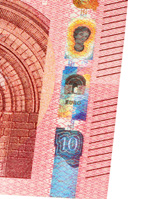 Siinä näkyy valkoisella värillä ja hyvin pienellä setelin arvon osoittava numero. Uutta: Turvalangassa näkyy euron tunnus.