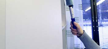 Järjestyksen ylläpitoa voidaan edistää erilaisilla seinään ja oveen kiinnitettävillä koukuilla ja lokeroilla. Sokkelin poistaminen siivouskomerosta helpottaa imurin liikuttelua.