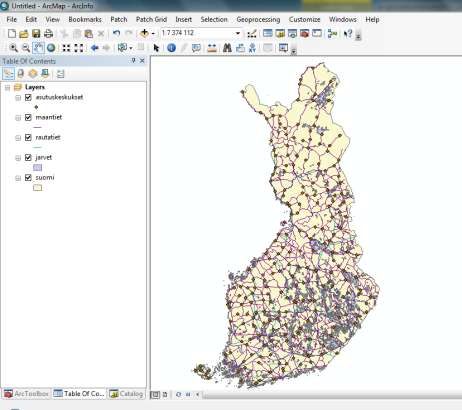 26 7.2. Väri- ja symbolimääritykset Karttatasoissa itsessään ei ole määriteltynä mitään väripreferenssejä vaan ArcMap arpoo tasoille värityksen joka kerta täysin satunnaisesti.