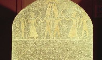 Israelin yhdistyneen valtakunnan syntyaikoja edeltävän Egyptin faaraon kuvakertomusta valloituksistaan, teksti kuvan alla kertoo tarkemmin tapahtumista, mihin se liittyy ja jossa mainitaan Israelin
