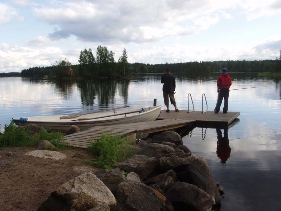 NELJÄS LEIRIPÄIVÄ 8.30 Aamupala Pakkaaminen ja siivous 9.30 Ohjaajien palaveri 10.30 Tulevaisuuden aarrekarttojen esittely (5-10 min./perhe) Uintia ja ulkoleikkejä 11.30 Lounas ruokasalissa 12.