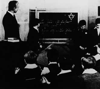 »Jutkut«pakotetaan pois kouluista Vuoden 1933 jälkeen juutalaiset oppilaat ajettiin järjestelmällisesti ulos saksalaisista kouluista.