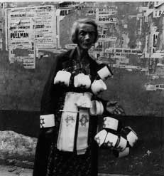 Elämä ghetossa Ensimmäiset ghetot perustettiin 1940. Vuoden 1942 alussa oli satoja suuria ja pieniä ghettoja eri puolilla Puolaa ja Itä-Eurooppaa.