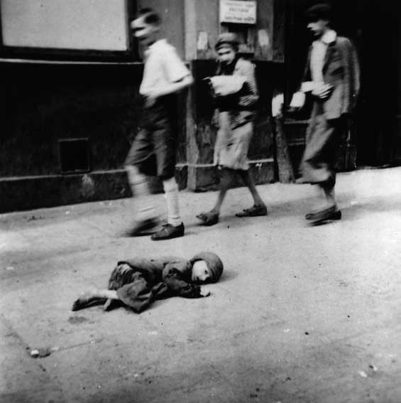 Kuolema kadulla Kuolema oli alati läsnä ghetossa. Sairaanhoitaja Adina Blady Szwajger kuvaa arkipäivää Varsovan ghetossa kesällä 1941.»Kolmen viikon kuluttua palasin sairaalaan.