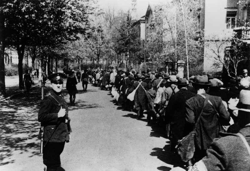 Saksan Würzburgista karkotetaan 995 juutalaista asukasta»itään«poliisin ja sotilaiden valvonnassa 25. huhtikuuta 1942.