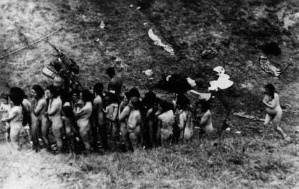 Naisten ja lasten joukkomurhat Lokakuun 14. päivänä 1942 Misoczin ghetosta Ukrainassa vietiin juutalaisia naisia ja lapsia Rovnon ulkopuolella sijaitsevan kuilun partaalle.