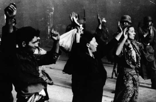 Kapina ghetossa Huolimatta epäinhimillisistä elinoloista, Varsovan ghetossa ryhdyttiin kapinaan ja vastarintaan. Kuvassa ollaan kuljettamassa pois muutamia vastarintasotureita. Toisten onnistui paeta.