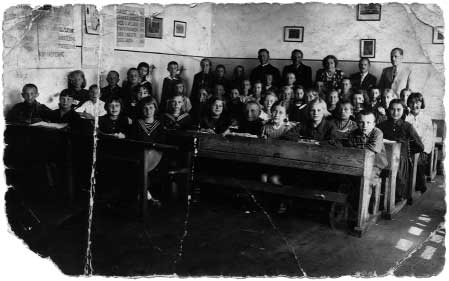 Puolalaisen koulun luokka Puolalainen Cecylia Przylucka, joka oli itse luokan oppilas, kertoo joistakin juutalaisista luokkatovereistaan ja heidän kohtaloistaan:»kuvassa on 5a-luokan lapsia Kozowon