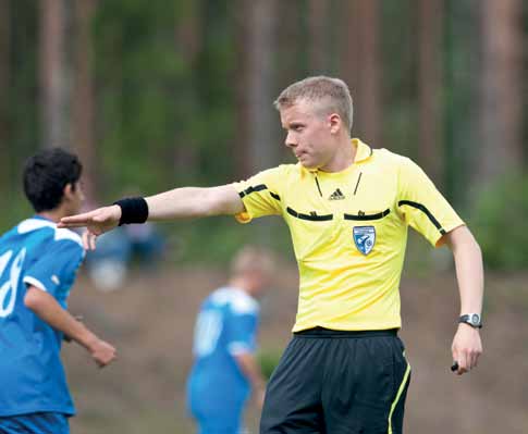 SÄÄNTÖ 13 Vapaapotku Vapaapotku rangaistusalueen ulkopuolelta kaikkien vastapelaajien on oltava vähintään 9,15 m päässä pallosta kunnes pallo on pelissä pallo on pelissä kun se on potkaistu