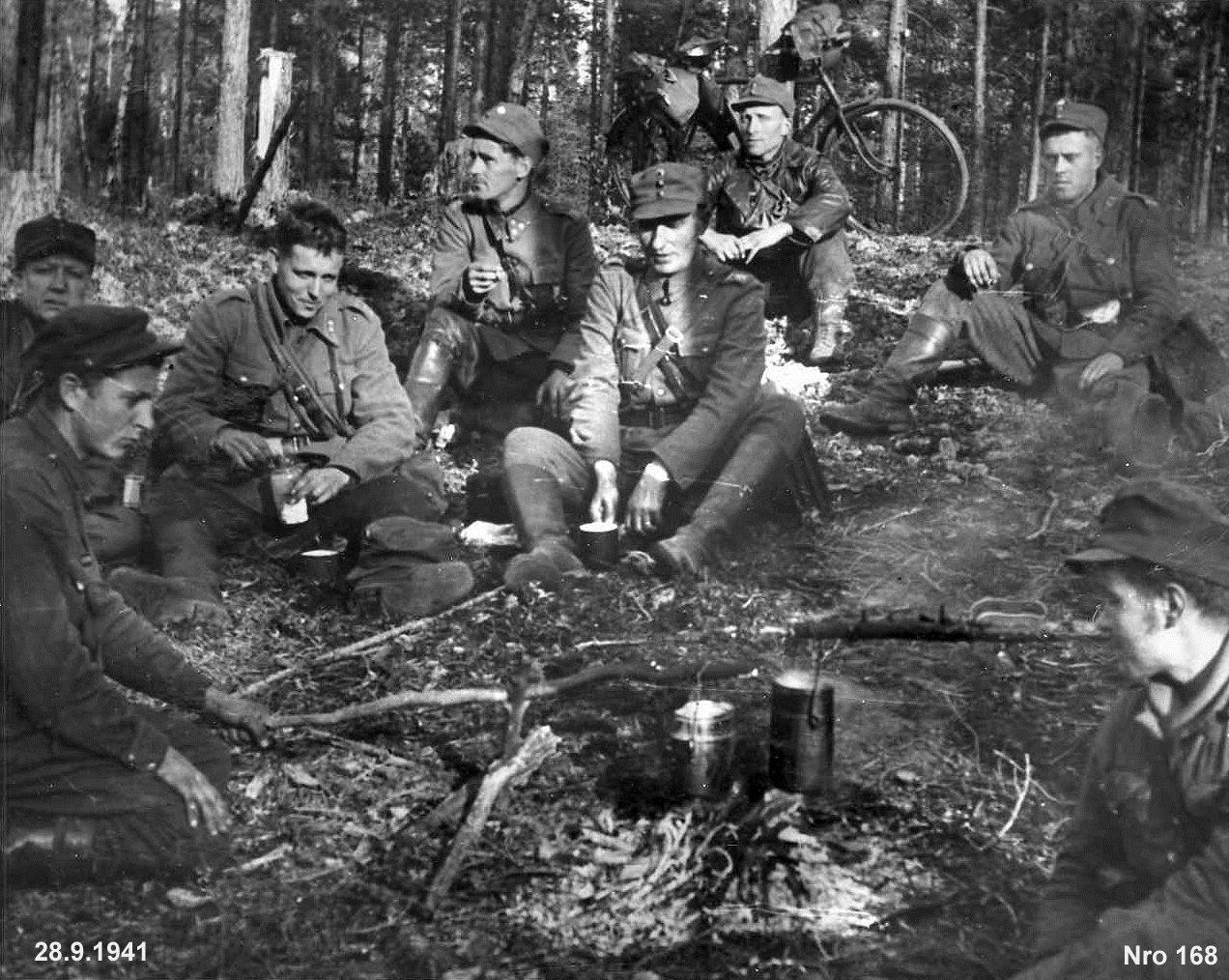 Nelkanjärvi III P:n komentoporras ns. neljän tien risteyksessä Onkamuksen ja Munjärven välillä. Vasemmalta: vääp.