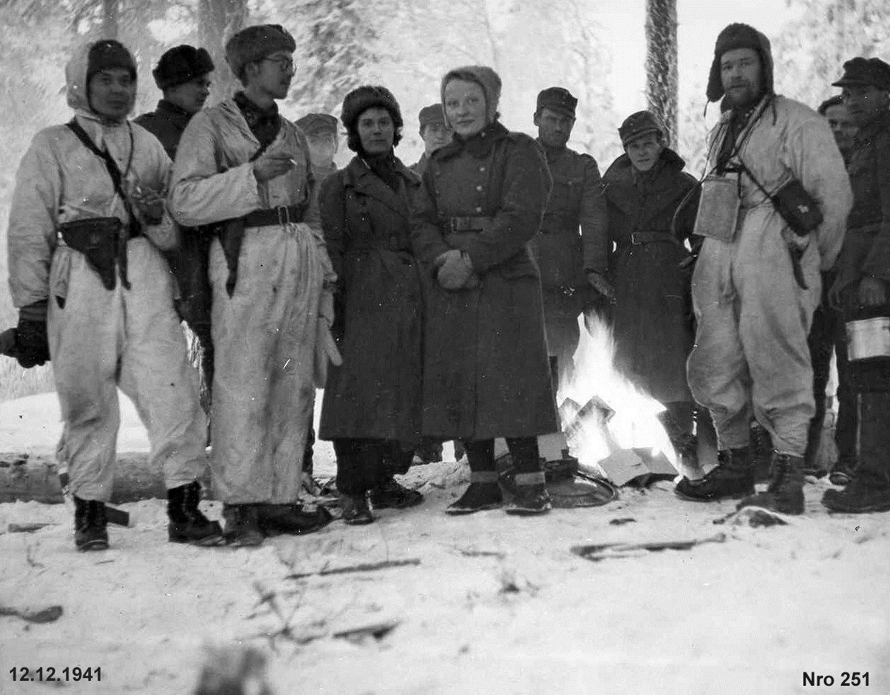 Malu Lotat Eeva Suomien ja Vikki Viljamaa ovat etulinjassa kahvitarjoilulla heti, kun