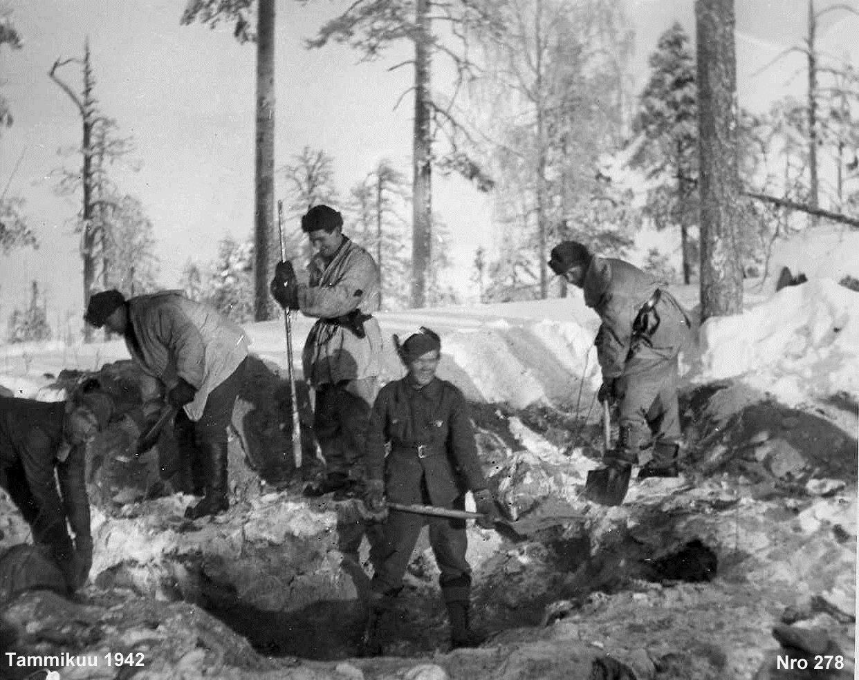 Malu Palattuaan lomalta komentaja Honkala antaa käskyn: Pataljoona maan alle! Korsukuoppia alkaa syntyä.