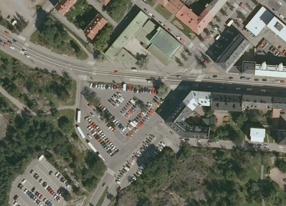 B134. YSÄKIT, ALILA, VIIURINKATU 20 - Korotettu pysäkki alue on lyhyt, raitiovaunu ja bussi eivät mahdu samanaikaisesti pysäkin korotetulle osalle.