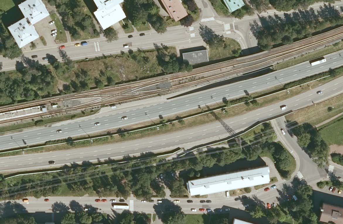 B159. YSÄKIT, TUASAARI, ITÄVÄYLÄ - Edeltävän sillan kaiteet heikentävät näkemää. - Vaikeuttaa linjoja 58, 58B, 59 suunnassa 1 poispäin keskustasta sekä linjoja 80N-97N suunnassa 2 keskustaan päin.