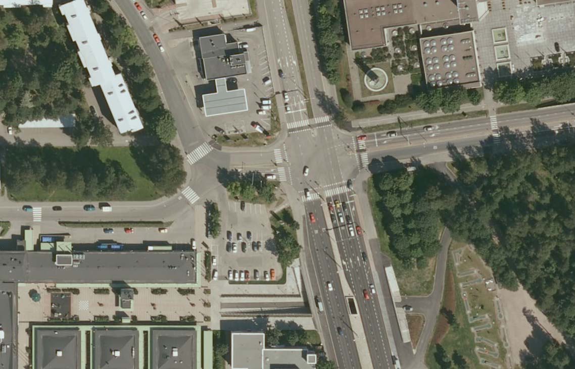 B113. YSÄKIT, MUNKKIVUORI, HUOALAHDENTIE - Keskisaarekkeella oleva kaide hankaloittaa bussin siirtymistä pysäkiltä vasemmalle kaistalle, kun oikealla kaistalla on jonoa.