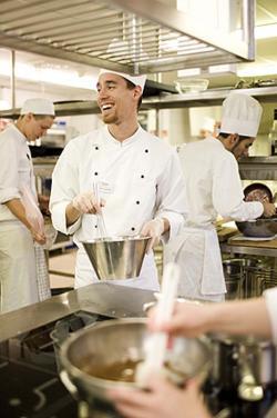 10 Visio Parasta palvelukykyä Perhosta 2020 Ravintolakoulu Perho on ravintola-alalle aikovien opiskelijoiden ykkösvalinta. Kaikki opiskelijamme läpäisevät ja työllistyvät.