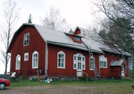 Linni Päärakennuksen vanhin osa vuodelta 1894, muutoksia rak.mest. Pekka Lind. Valintaperuste: R, H, M Ryönä Päärakennuksen vanhin osa 1850-luku, vuoraus ja lasikuisti v.