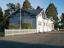 1921 ostanut asunnokseen kirkon lähistöltä yksikerroksisen 1800-luvun lopulla rakennetun hirsirakennuksen, jonka pihaan hän siirsi ostamansa vanhan riihen pajaksi v. 1921.