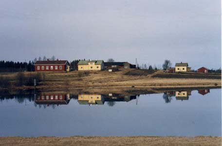 Vanhapiha,kuva: Arkkitehtitoimisto Hannu Puurunen Oy Lisäksi pihapiirissä on entinen navetta, joka 1990-luvulla kunnostettiin verstasrakennukseksi.