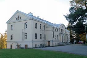 Suomen itsenäistymisen jälkeen syntyi vapaan sivistystyön aatteisiin perustuva kansanopistoliike.