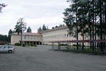 Sirenin koulu, entinen kirkonkylän kansakoulu Arkkitehti J.S. Siren v. 1952-1954 Valintaperuste: R, H Alkuperäinen lautakatto on vaihdettu myöhemmin pärekatteeksi, joka on v.
