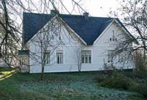 Tällöin hirsipintainen rakennus laudoitettiin ulkoa ja sisätilat muokattiin museokäyttöön purkamalla mm. kaksinkertaiset jyvälaarit (hinkalot).