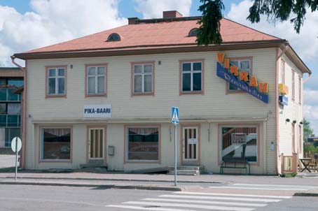 Neliapila Valintaperuste M Neliapila rakennettiin alun perin asuinrakennukseksi ja sekatavarakaupaksi. Rakennusta laajennettiin v. 1960 uudella, tasakattoisella kauppapuolella.